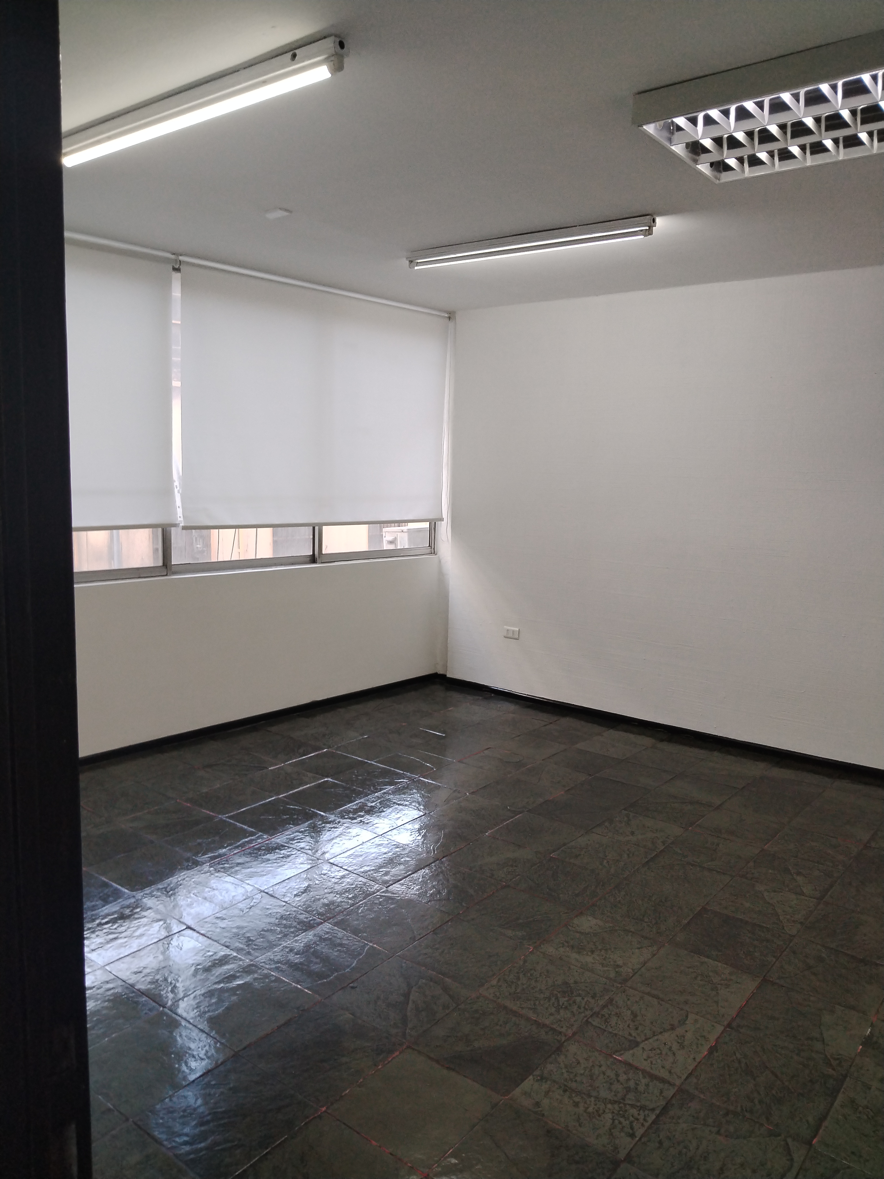 Se arrienda oficina renovada en pleno centro de Valparaíso